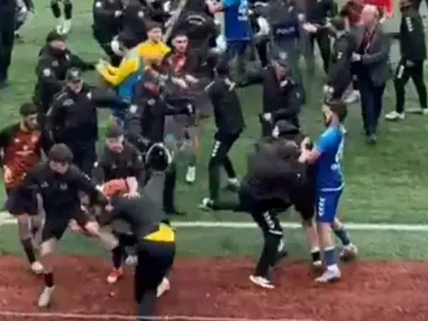 Futbol meydançası boks rinqinə çevrildi - 24 qırmızı vərəqə - <span class="color_red">FOTO</span>