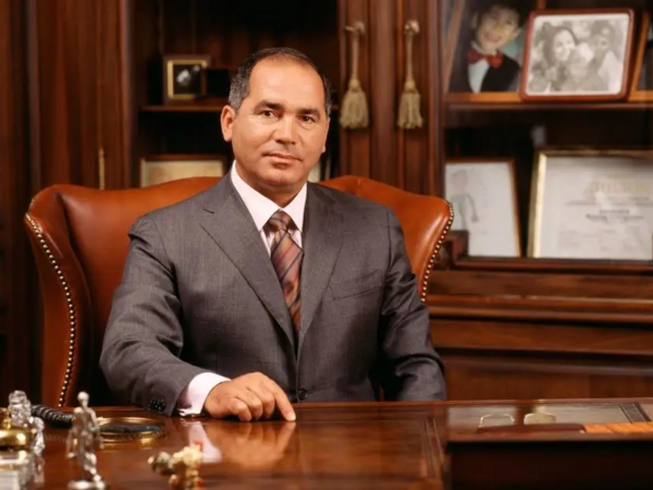 Azərbaycan əsilli milyarderin şirkətinin külli miqdarda <span class="color_red">borcu var</span>