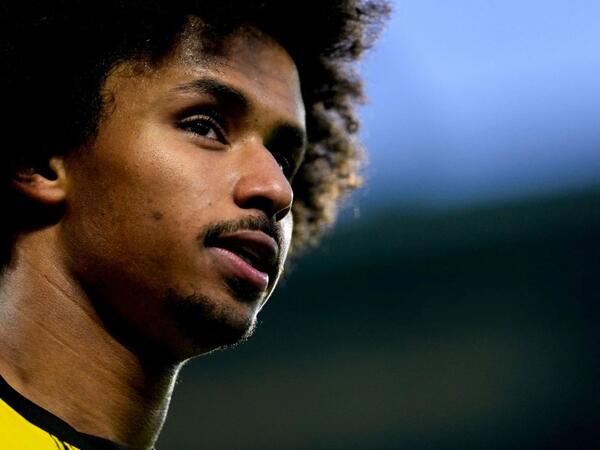 Ulduz futbolçu &quot;beşbarmaq&quot; və elektroşokerə görə <span class="color_red">cəzalandırıldı</span>