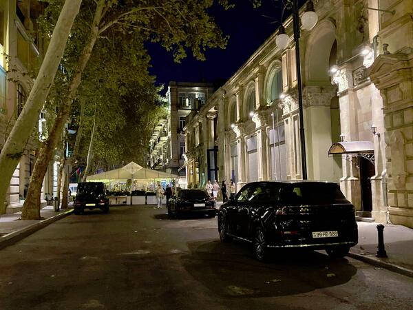 Bazar günü maşınını piyada zonasında saxlayan kimdir? - AYNA-dan cavab