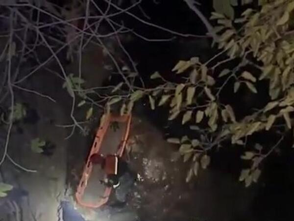 61 yaşlı kişi körpüdən keçərkən çay dərəsinə yıxıldı - VİDEO