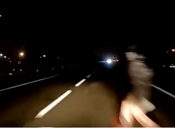 Bakıda &quot;kamikadze&quot; piyada son anda ölümdən qurtuldu - Anbaan <span class="color_red">VİDEO</span>