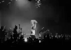 Çelik səhnədə yıxıldı - VİDEO