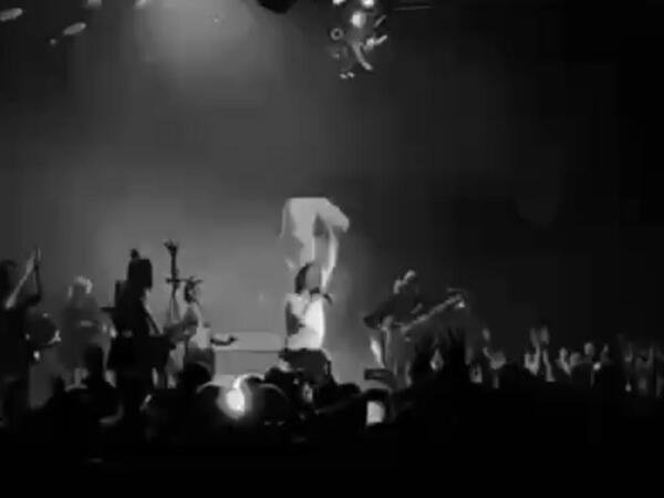 Çelik səhnədə yıxıldı - VİDEO