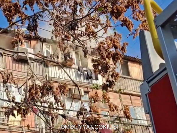 Bakıda yataqxanada yanğın, təxliyə edilənlər var - VİDEO