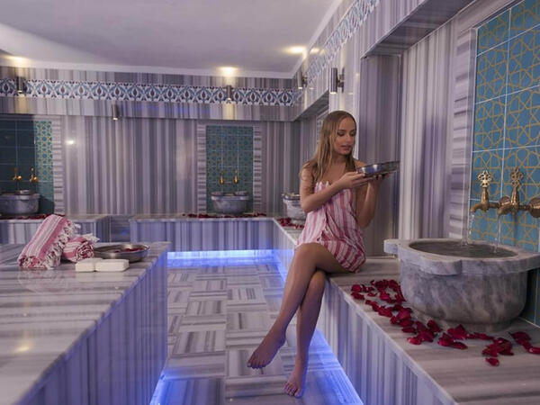 &quot;Bizim hamamda xanımlar açıq-saçıq geyinmirlər&quot;