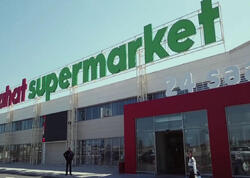 Müsadirə olunan &quot;Rahat&quot; marketin qarşısında jurnalistlə mübahisə baş verdi - <span class="color_red">VİDEO</span>