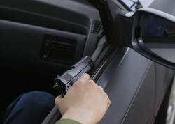 Gecə vaxtı oyuncaq silahla şadlıq evinin qarşısında qorxu yaratdı