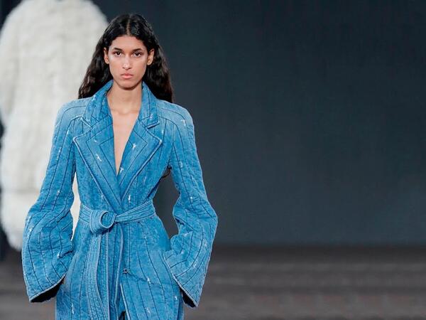 &quot;Kainat gözəli&quot; səhnədə xəstaxanalıq oldu - <span class="color_red">VİDEO</span>