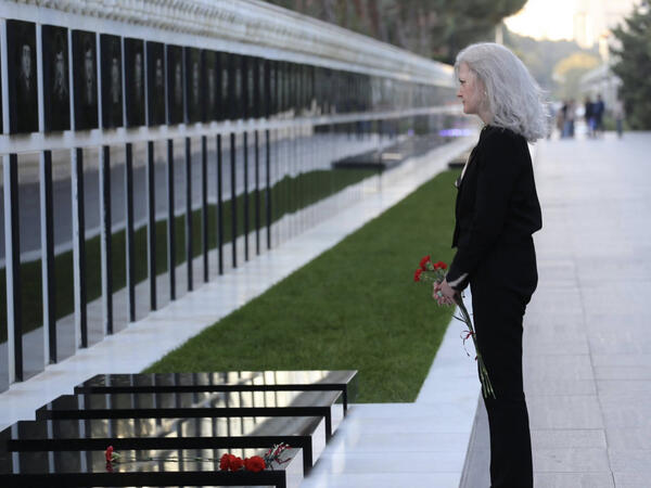 ABŞ Dövlət katibinin müavini Bakıda şəhidlərin xatirəsini yad edib - FOTO