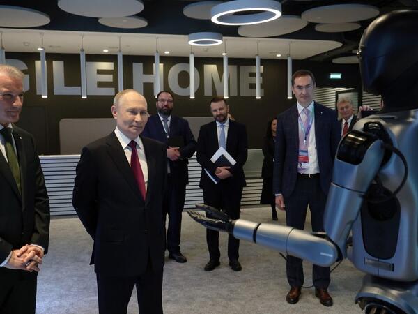 Robot Putin üçün rəqs etdi - VİDEO