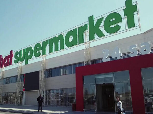 Müsadirə olunan &quot;Rahat&quot; marketin qarşısında jurnalistlə mübahisə baş verdi - <span class="color_red">VİDEO</span>