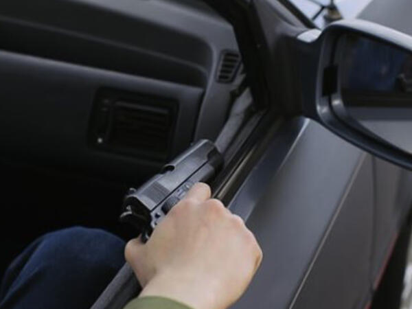 Gecə vaxtı oyuncaq silahla şadlıq evinin qarşısında qorxu yaratdı