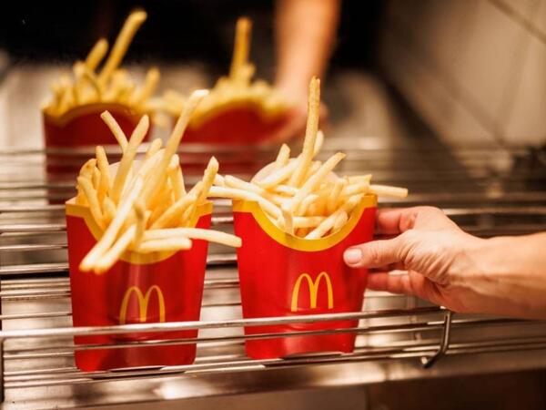 &quot;Mc Donald`s&quot;ın mətbəxində çəkilən iyrənc görüntülər müzakirələrə səbəb oldu - VİDEO