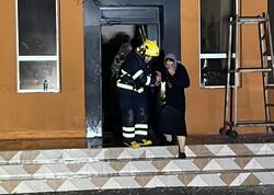 Yasamalda yanan binanın sakinləri içəri buraxılmır