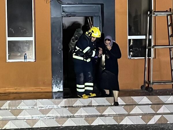 Yasamalda yanan binanın sakinləri içəri buraxılmır