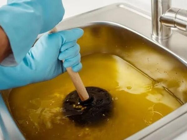 Sirkə və sodasız tıxanıqlığı açan üsul: Yarım stəkan bəs edir