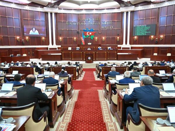 Milli Məclis YAP-ın 33-cü ildönümü münasibətilə İlham Əliyev və Mehriban Əliyevanı təbrik edib