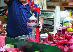 Küçədə satılan nar şirəsi zəhərlənməyə səbəb ola bilər