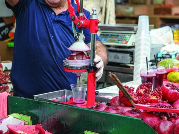 Küçədə satılan nar şirəsi zəhərlənməyə səbəb ola bilər