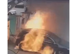 Şarj aparatında olan elektikli avtomobil belə yandı - Hadisə anı - VİDEO