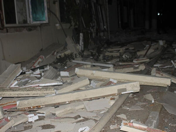 Bakıda binanın eyvanı uçdu - Xəsarət alan var