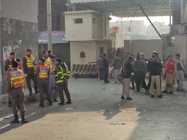 Pakistanda polis qərargahına hücum: Ölənlər var - FOTO