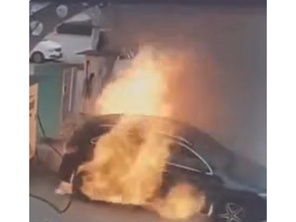 Şarj aparatında olan elektikli avtomobil belə yandı - Hadisə anı - VİDEO