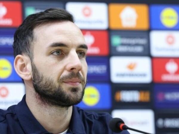 "Onlar evdə çıxış edirlər, biz isə qonağıq"