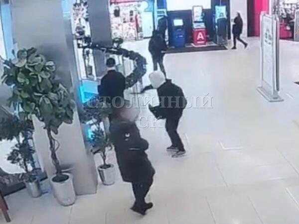 16 yaşlı Hüseyn mühafizəçini belə bıçaqlayıb - <span class="color_red">VİDEO</span>