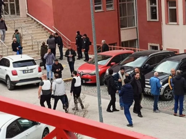 Türkiyədə silahlı şəxs universitet əməkdaşını girov götürdü - FOTO