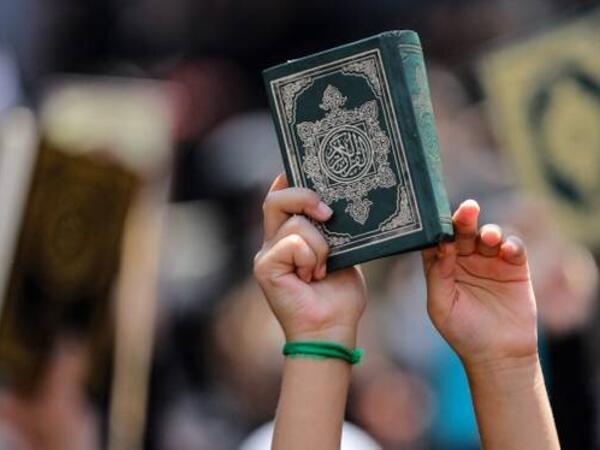 Canlı yayım açıb &quot;Quran&quot;ı yandırdı, saxlanıldı - <span class="color_red">FOTO</span>