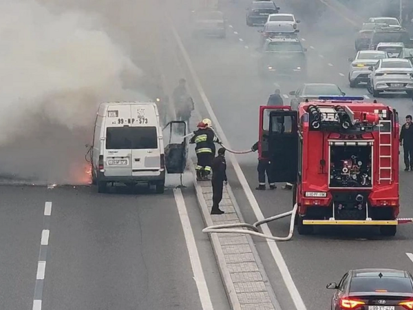 Heydər Əliyev prospektində maşın yanıb kül oldu - <span class="color_red">VİDEO</span>