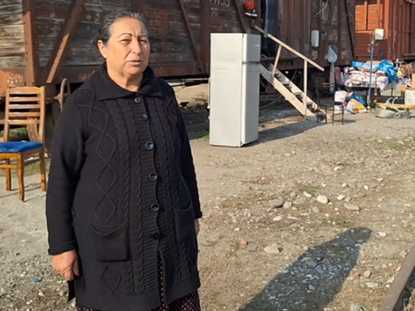 Vaqonda yaşayan keçmiş məcburi köçkün evlə təmin olundu