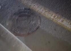 Bakıda bu yolda sürücülər kanalizasiya quyusuna düşürlər - <span class="color_red">VİDEO</span>