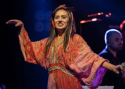 Məşhur müğənni səhnədə &quot;parik&quot;ini çıxarıb yallı getdi - <span class="color_red">VİDEO</span>