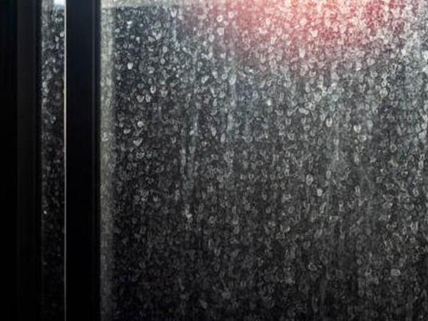 Ərpdən matlaşan duş kabinləri üçün təbii həll - <span class="color_red">Şüşələr güzgü kimi olur</span>