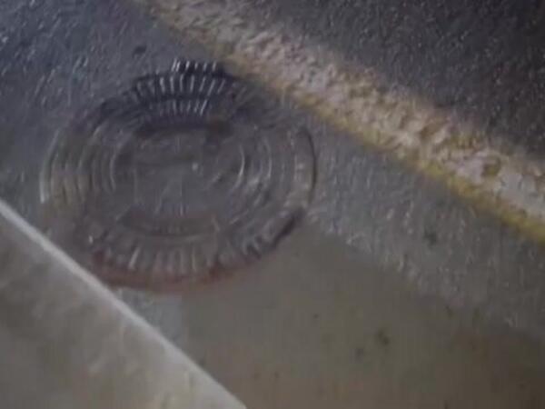 Bakıda bu yolda sürücülər kanalizasiya quyusuna düşürlər - <span class="color_red">VİDEO</span>