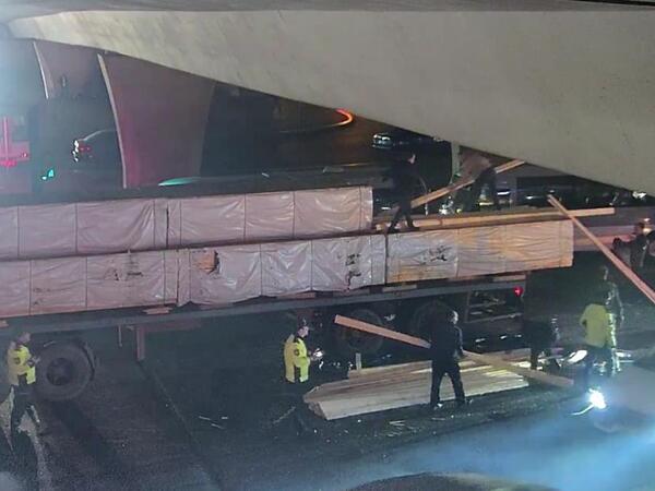 Yük asfalta dağıldı, tıxac yarandı - <span class="color_red">FOTO</span>