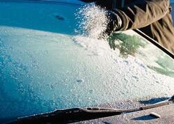 Buzlu avtomobil şüşəsinə əsla isti su tökməyin! <span class="color_red"> Bu üsulla buz dərhal əriyəcək</span>