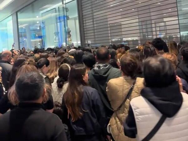 Bakıda &quot;Black Friday&quot; izdihamı - Qapılar açılan kimi mağazaya &quot;hücum etdilər&quot; - VİDEO