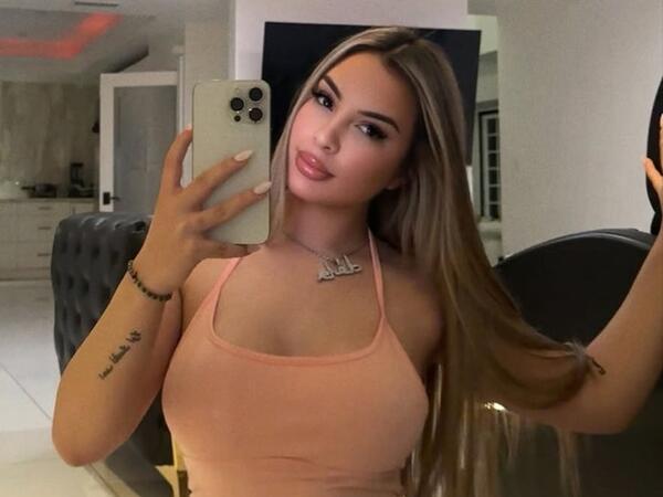 Tanınmış bloqer maşınında güllələnib öldürüldü - <span class="color_red">FOTO</span>