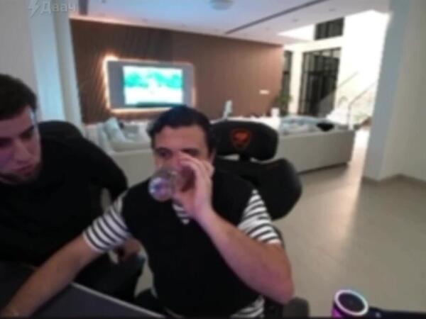 Azərbaycanlı bloqer canlı efirdə DÖYÜLDÜ - <span class="color_red">ANBAAN VİDEO</span>