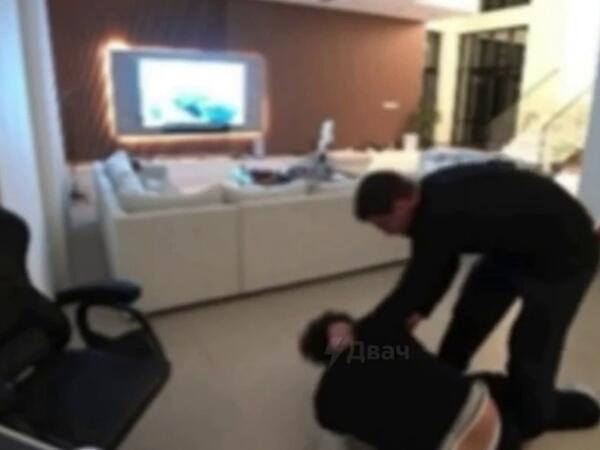 Azərbaycanlı bloqer canlı efirdə DÖYÜLDÜ - <span class="color_red">ANBAAN VİDEO</span>