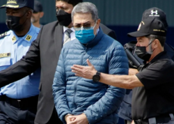 Tramp həbs olunan prezidenti əfv etdi