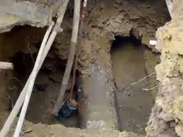 Həyətindəki qazıntıdan narazı olan sakinə cavab - “O tikinti sökülməlidir” - <span class="color_red">VİDEO</span>