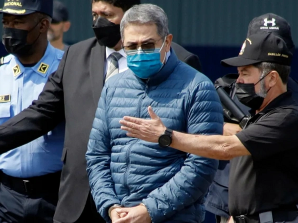 Tramp həbs olunan prezidenti əfv etdi