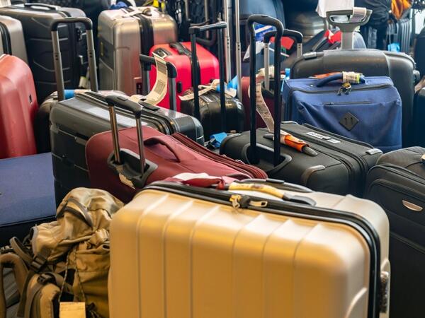 Aeroportda unudulan baqajlar ucuz qiymətə satılır? - AÇIQLAMA