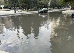 Bakıda su xətti partladı: Küçəni sel apardı! - <span class="color_red">FOTOlar</span>