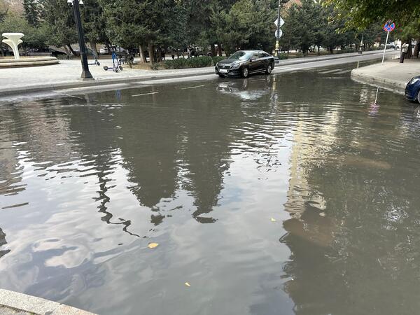 Bakıda su xətti partladı: Küçəni sel apardı! - <span class="color_red">FOTOlar</span>